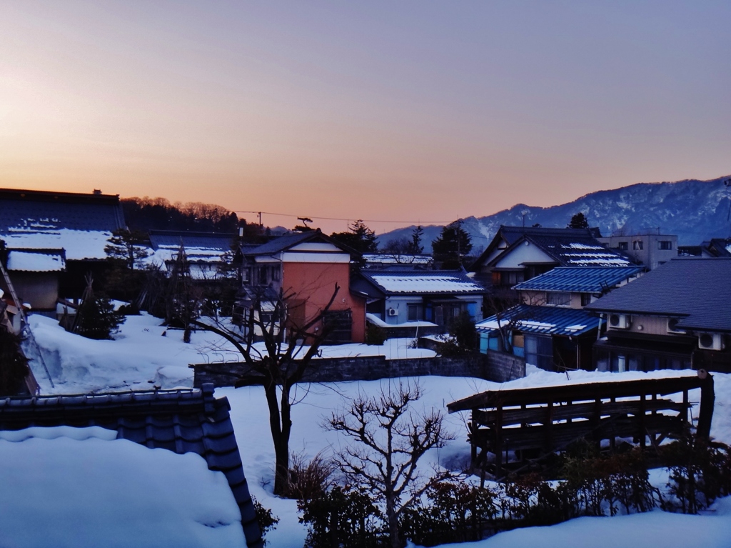 第二千七百七十五作「雪に埋もれて湯に浸かる　けふも一日生き抜いた気で」福井県大野