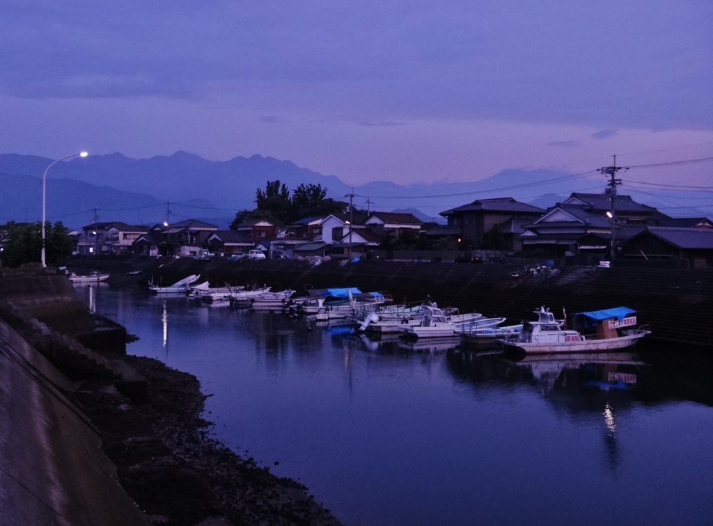 第二千二百四十三作　「ゆふぐれて　ゆふなぎて　夏の名残を」　愛媛県西条