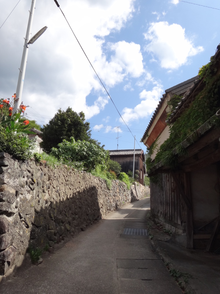 第千五百十三作　　「路地裏の石垣に　我が影跡を　残して去る」　香川県小豆島