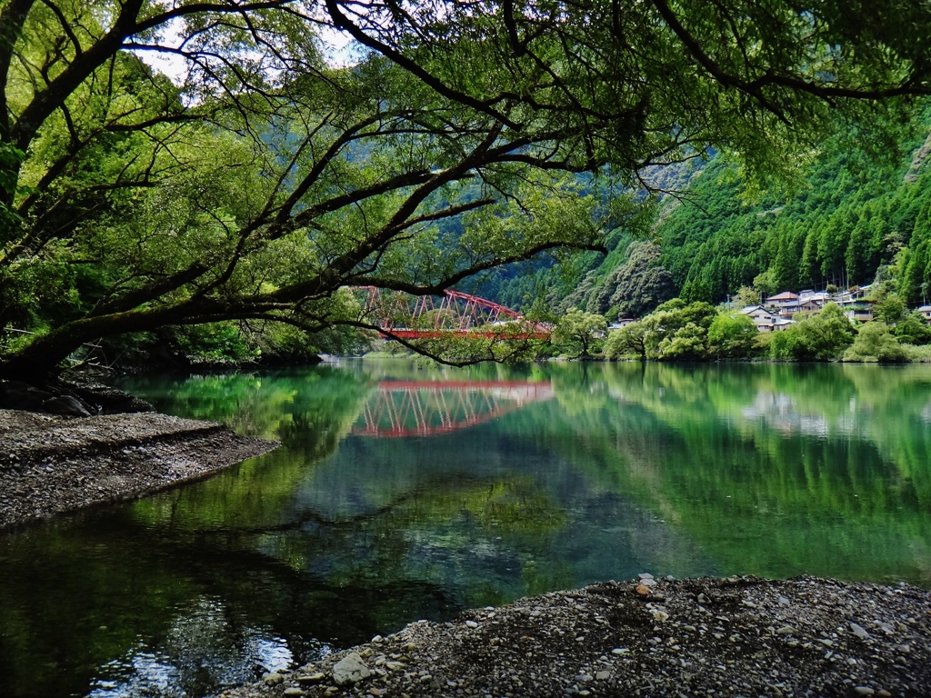 第二千二百七十一作　「山を割つた　清い流れで　おべんたうを」　静岡県瀬尻