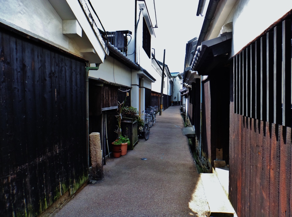 第千三百十一作　　「旅がらすの　路地に身を寄せ　侘しさを想ふ」　山口県柳井