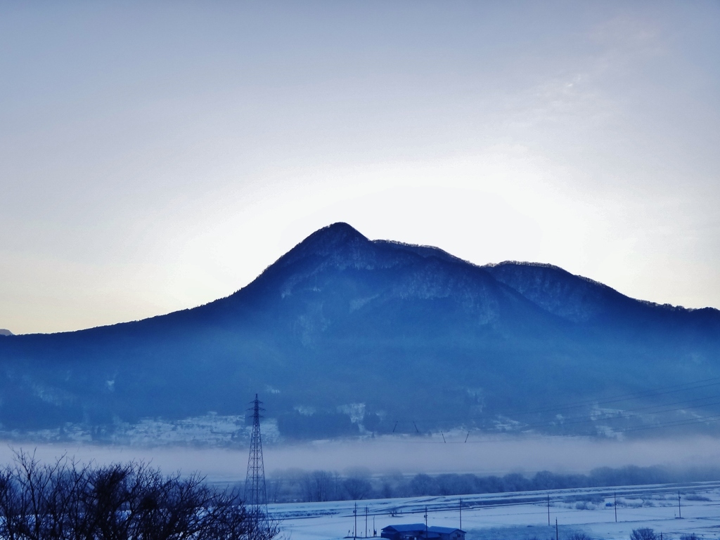 第三千八百五十一作　「早立ちして　足踏みす　冬の朝霧」　長野県飯山