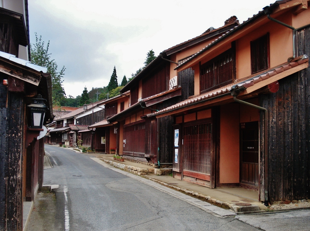 第千九百十九作　　「雲厚く　街道の静かさを踏む」　岡山県吹屋