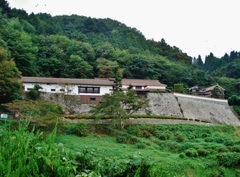 第千二百七作　　「なにやら鴉が　胸さわぐ旅路」　岡山県吹屋