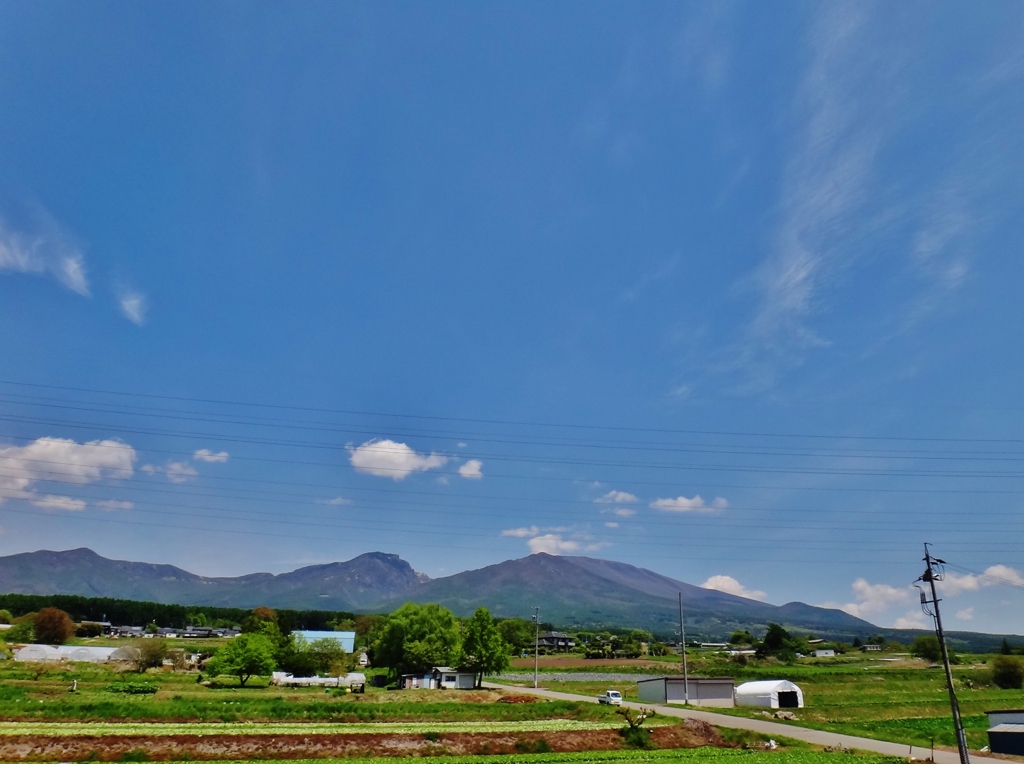 第三千九百八十一作　「はつ夏の　浅間をまへに　あんぱん齧り」　長野県小諸