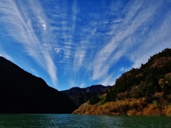 第千二百五十五作　　「晴れきつた　空をいただき　おべんたうひらく」　静岡県水窪