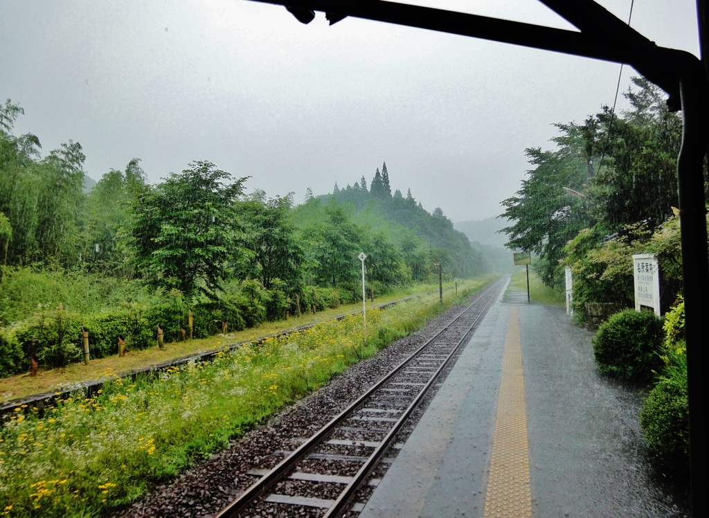 第二千百九十九作　「降り止まぬ　雨の雨の　汽車を待つ」　鹿児島県隼人