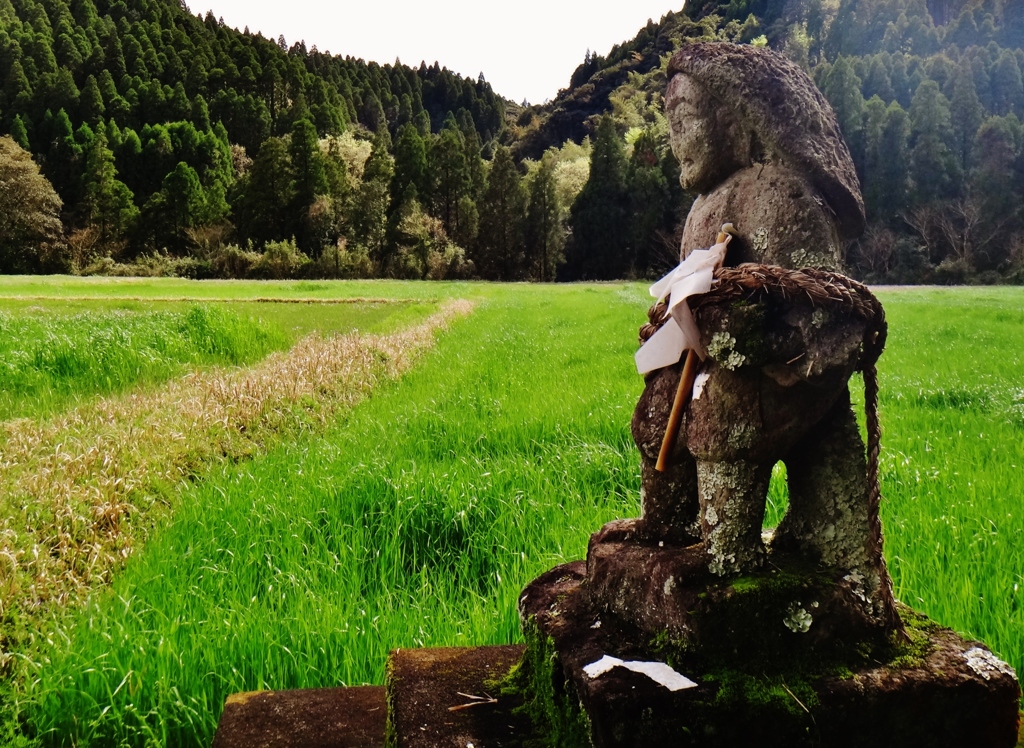 第二千百九作　「草の群がる　田の神たしかに　観ておはす」　鹿児島県曽於