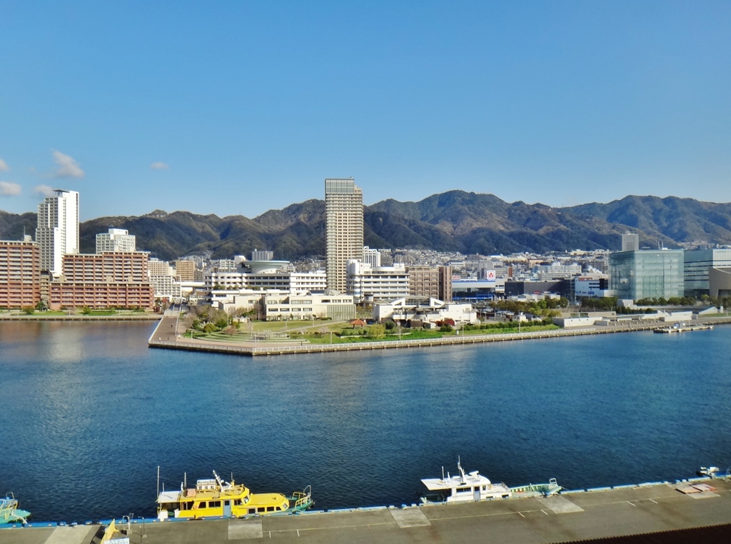 第二千百十三作　「雨が　洗つた　あおぞら　あおぐ」　兵庫県神戸