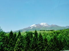 第千四十二作　　「汗ばんで　山には雪」　新潟県妙高