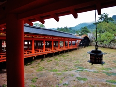 第千九百三十五作　　「時雨れて　朱塗りの　ますます朱く」　広島県宮島