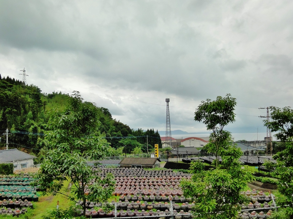 第千八百六作　　「梅雨空へ　黒酢の壺の　並べられてゐる」　鹿児島県霧島