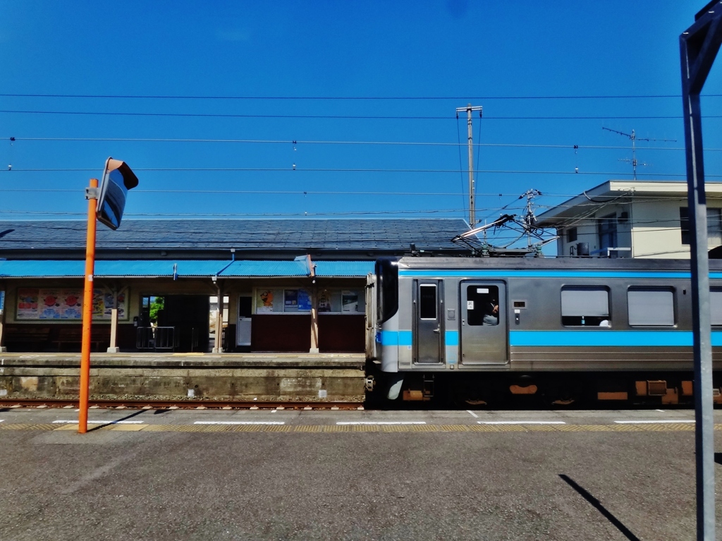 第二千九百三十四作　「鉄さびた　香り残してや　空色の汽車」　愛媛県北条