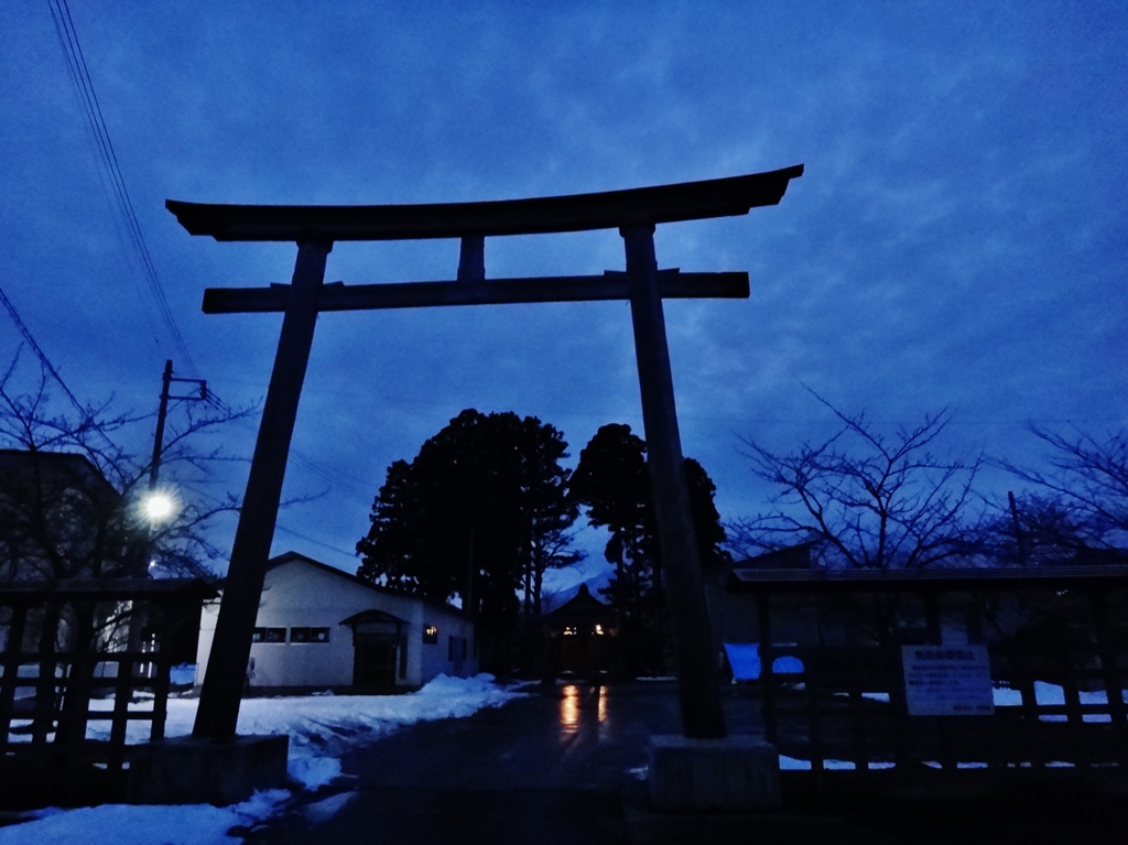 第二千三十七作　　「日暮るるや　雪のしじまへ　酒買いにゆく」　青森県むつ