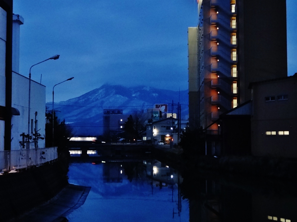 第千三百四十七作　　「淀んだ水に　寒い山　映す」　青森県むつ