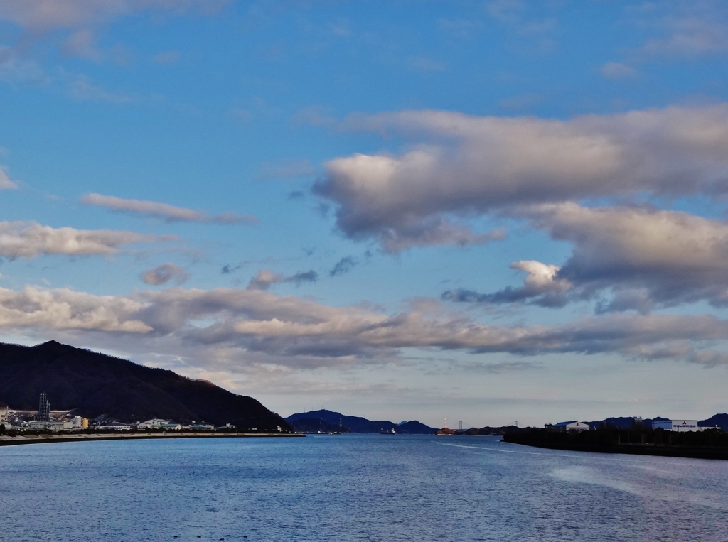 第四千二百三作　「瀬戸へ注ぐ　川を渡る　冷たい風吹く」　広島県三原