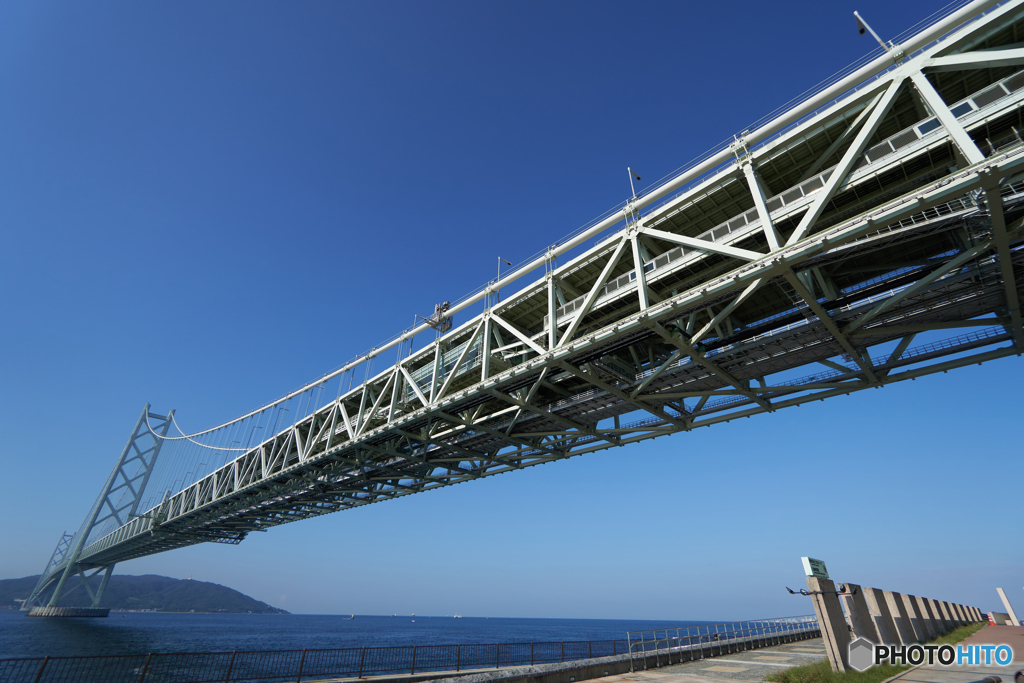 明石海峡大橋のもとで２