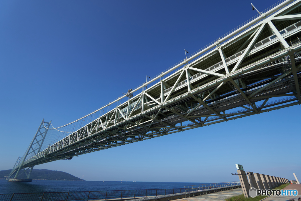 明石海峡大橋のもとで２