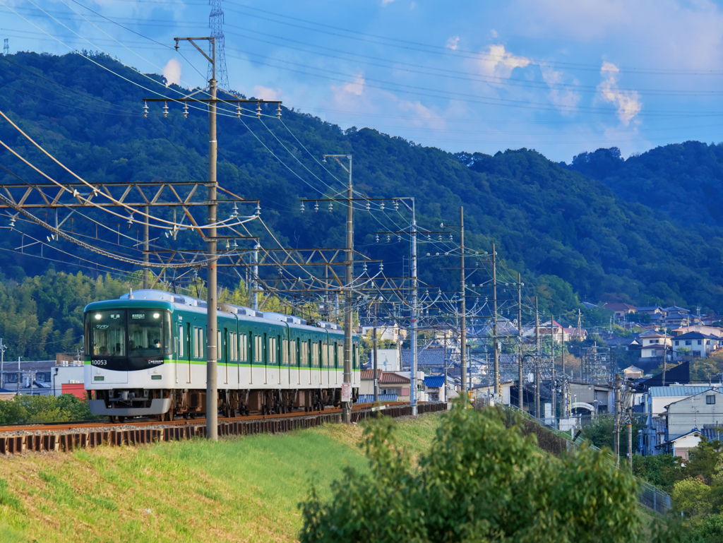 山々をバックに