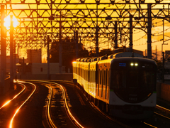 おけいはん　夕日に照らされて