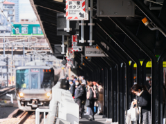 乗り換え駅の風景