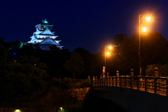 闇夜に浮かぶ