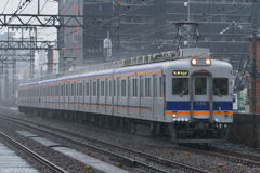 どしゃ降りの雨の中で