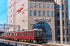 三宮アーチを背にして