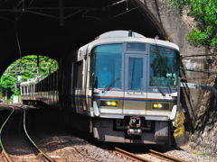 トンネル駆け抜けて