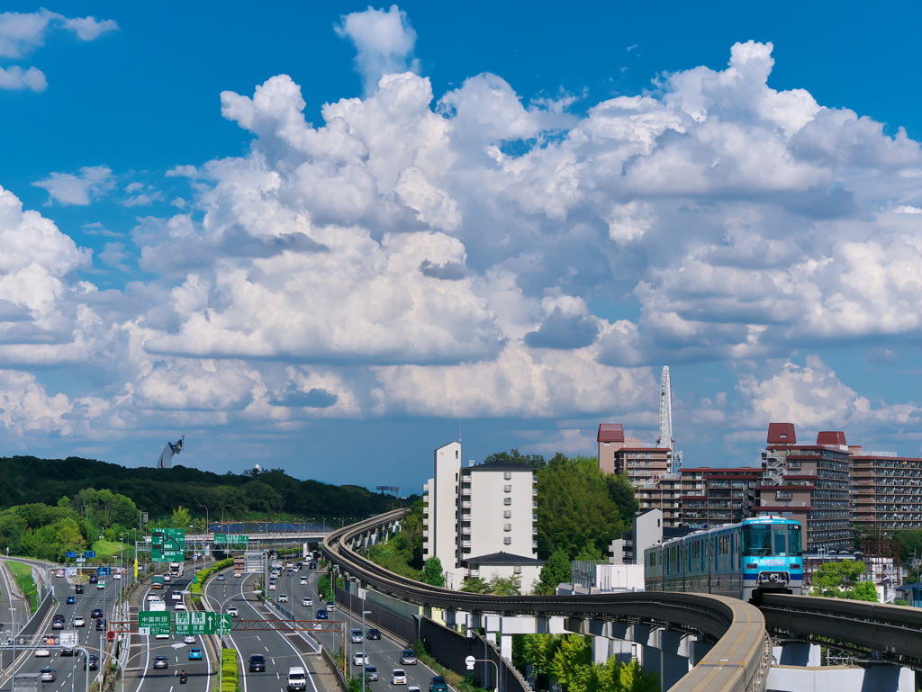 夏雲を背にして