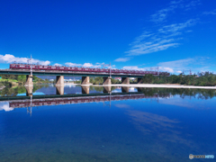 マルーン in the water mirror