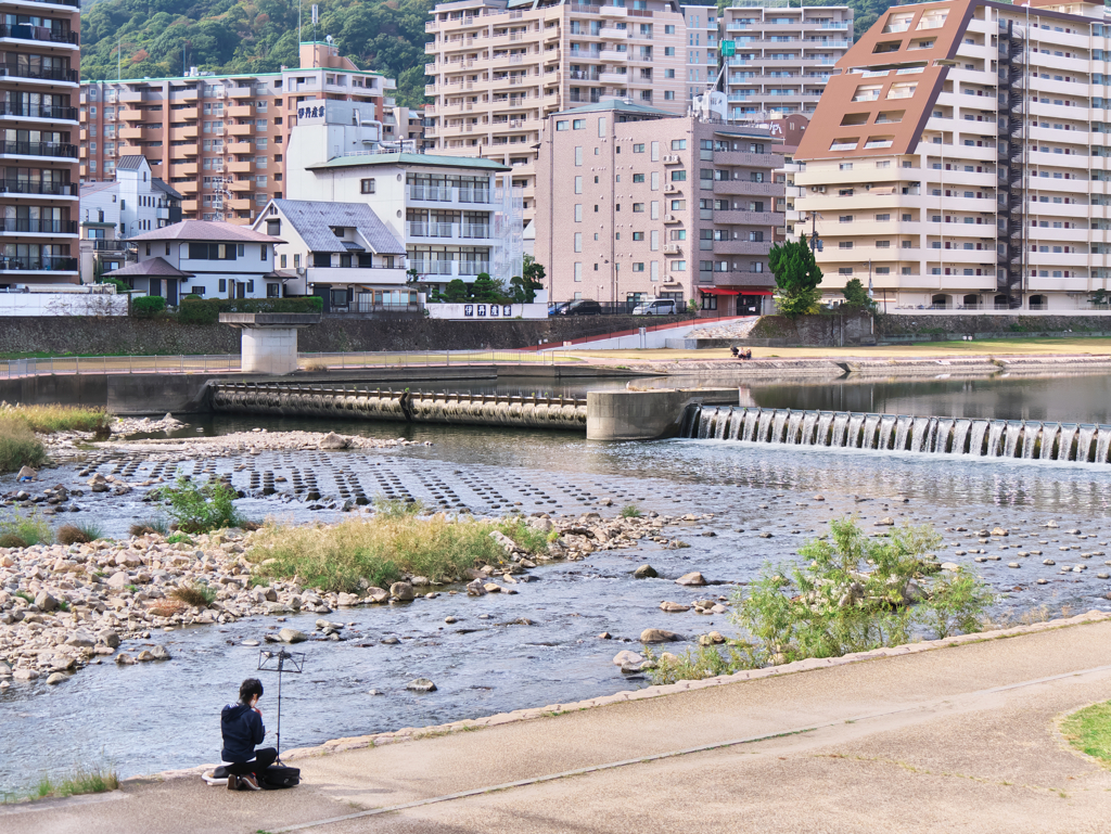 河辺にて