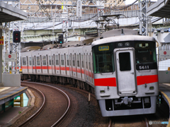 振り返れば奴がいる