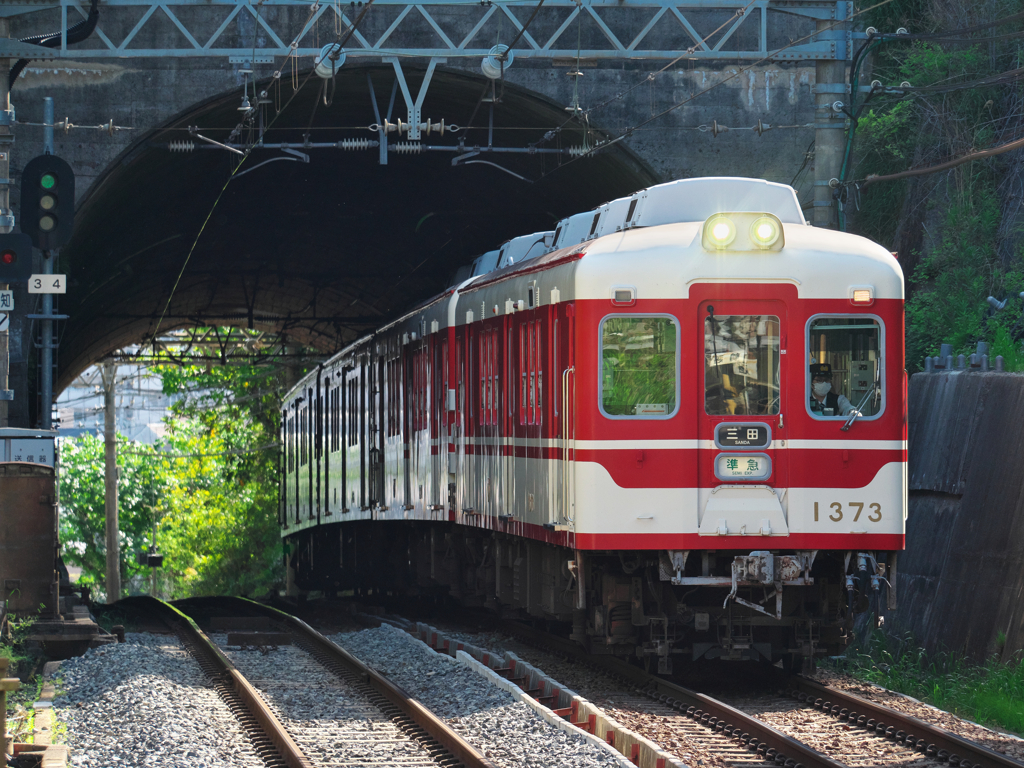 トンネルの向こうから