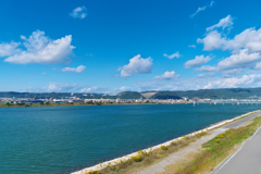 青い空、青い川