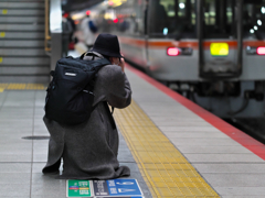 名残り惜しむ人