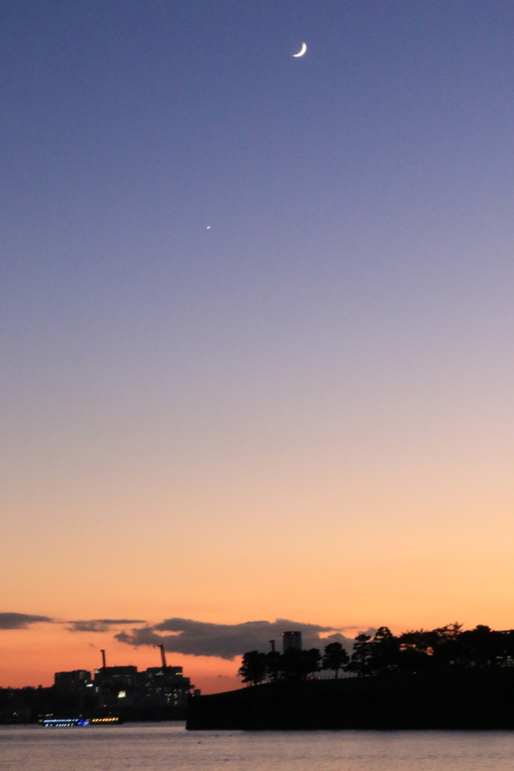 夕暮れの三日月と宵の明星