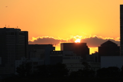 ビルに沈む夕日