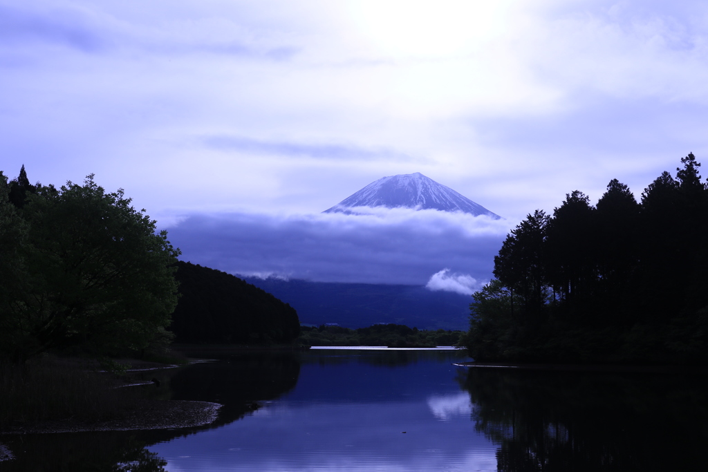 光る霊峰