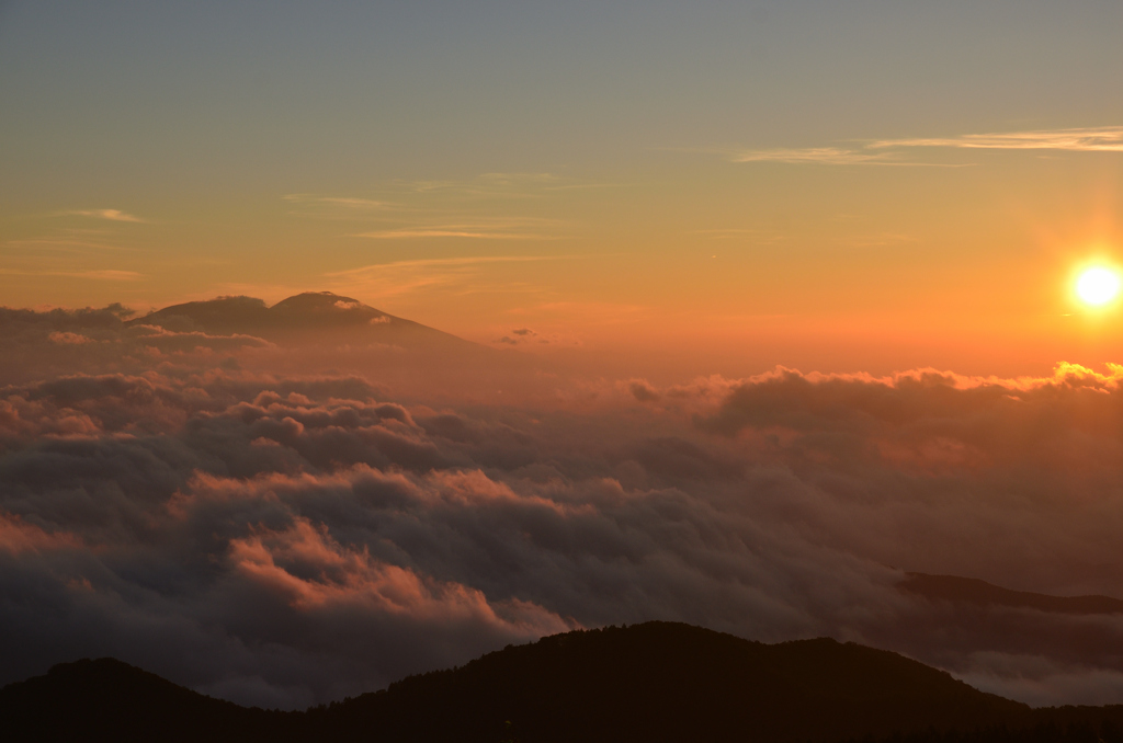 雲の波輝く
