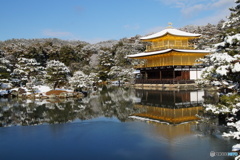 雪の鹿苑寺(金閣寺)