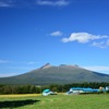 青い屋根と駒ケ岳