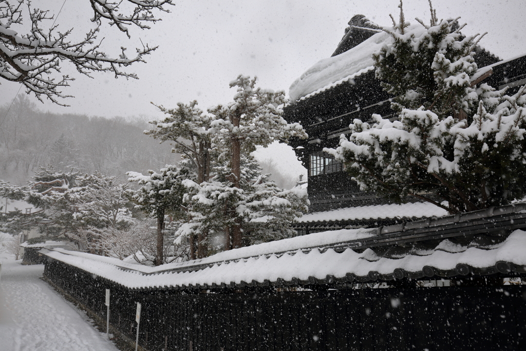 雪の中の青山邸
