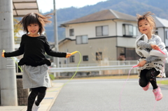 姉妹で縄跳び