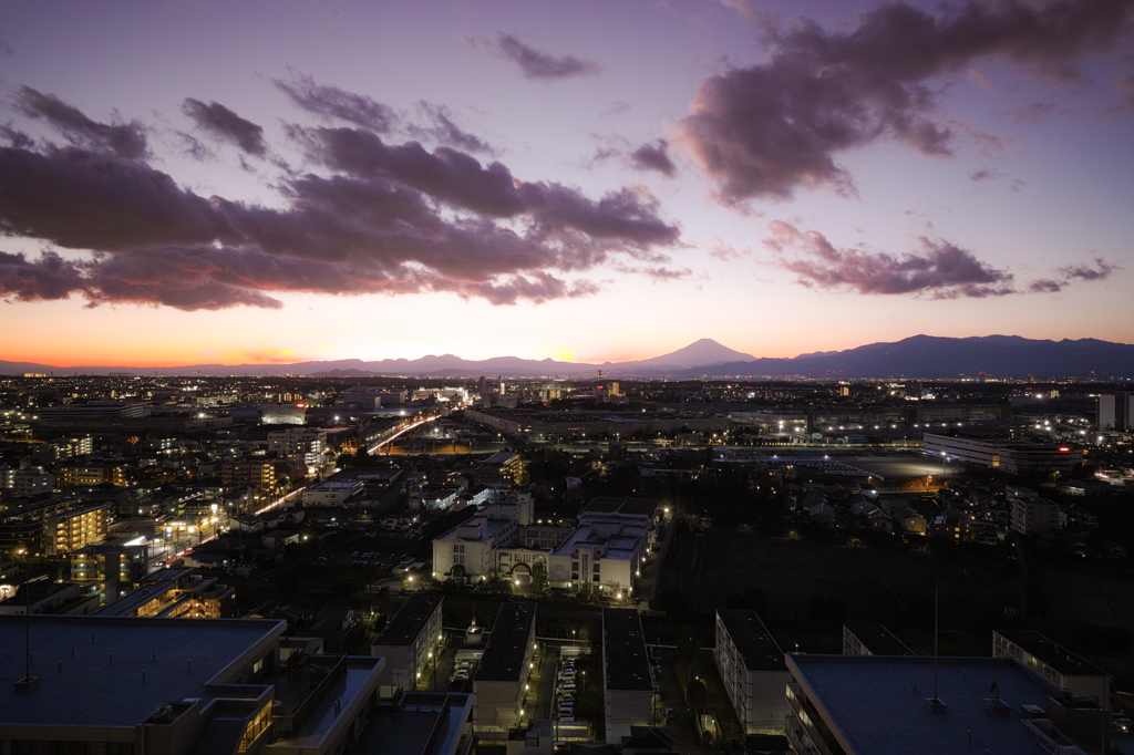 富士山と雲と街並み