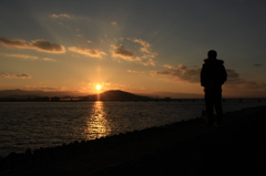 夕日の眉山を眺める