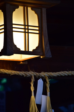 堀越神社の石碑の明かり
