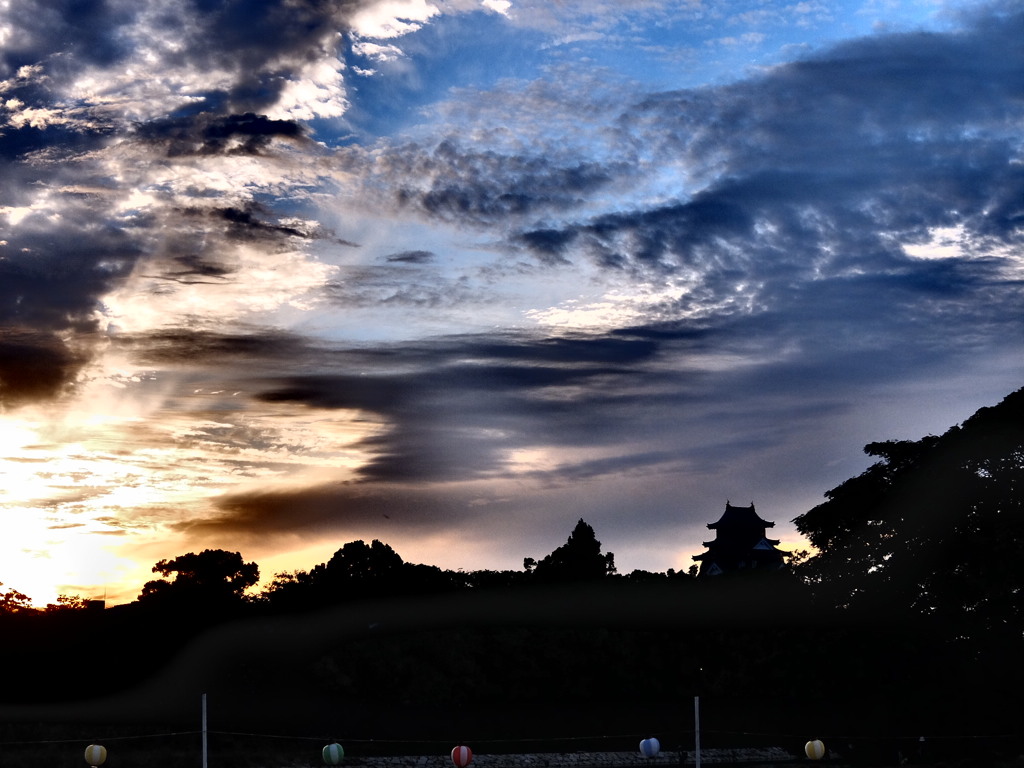 夕景と岡山城