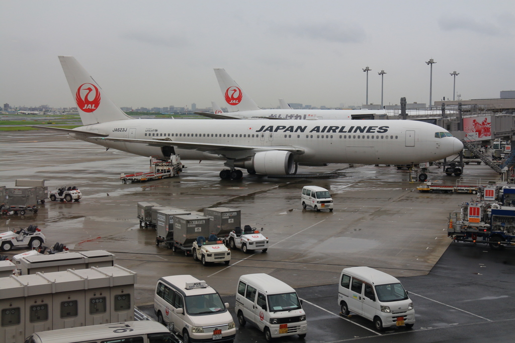 雨の空港 出発準備 1