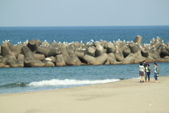 春めいて来た休日の海岸